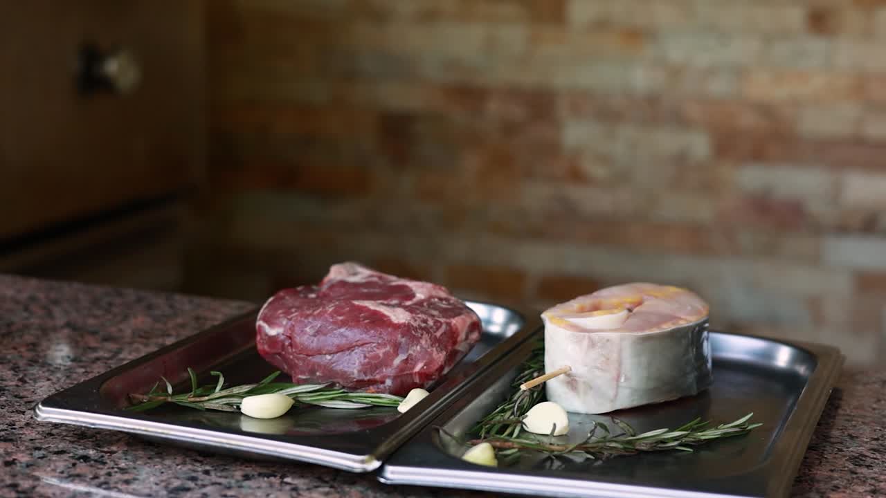 생 고기 스테이크와 생선은 그릴 준비가 되어 있습니다.