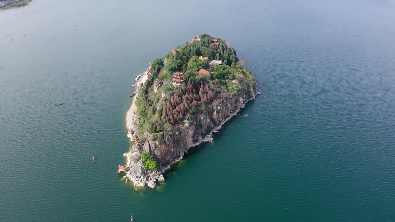 중국 유난 지방의 푸시안 호수에 있는 섬.