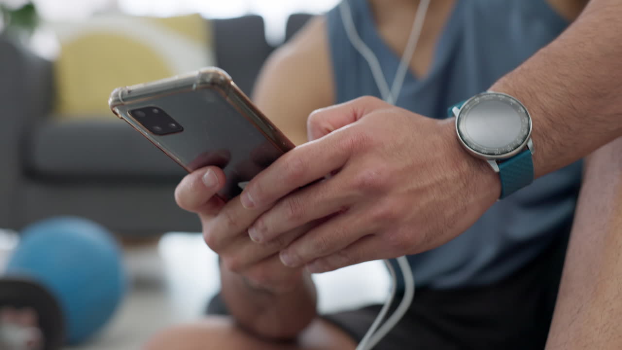 teléfono, fitness y aplicación con un hombre de seguimiento