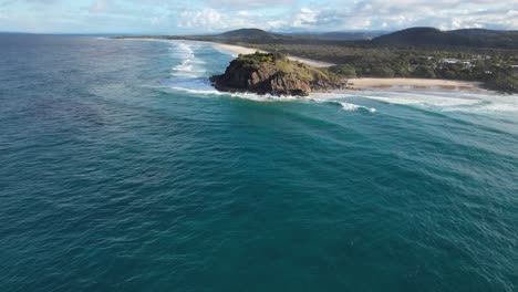 Waves-And-Ocean-At-Norries-Head-In-New-South-Wales,-Australia---aerial-shot