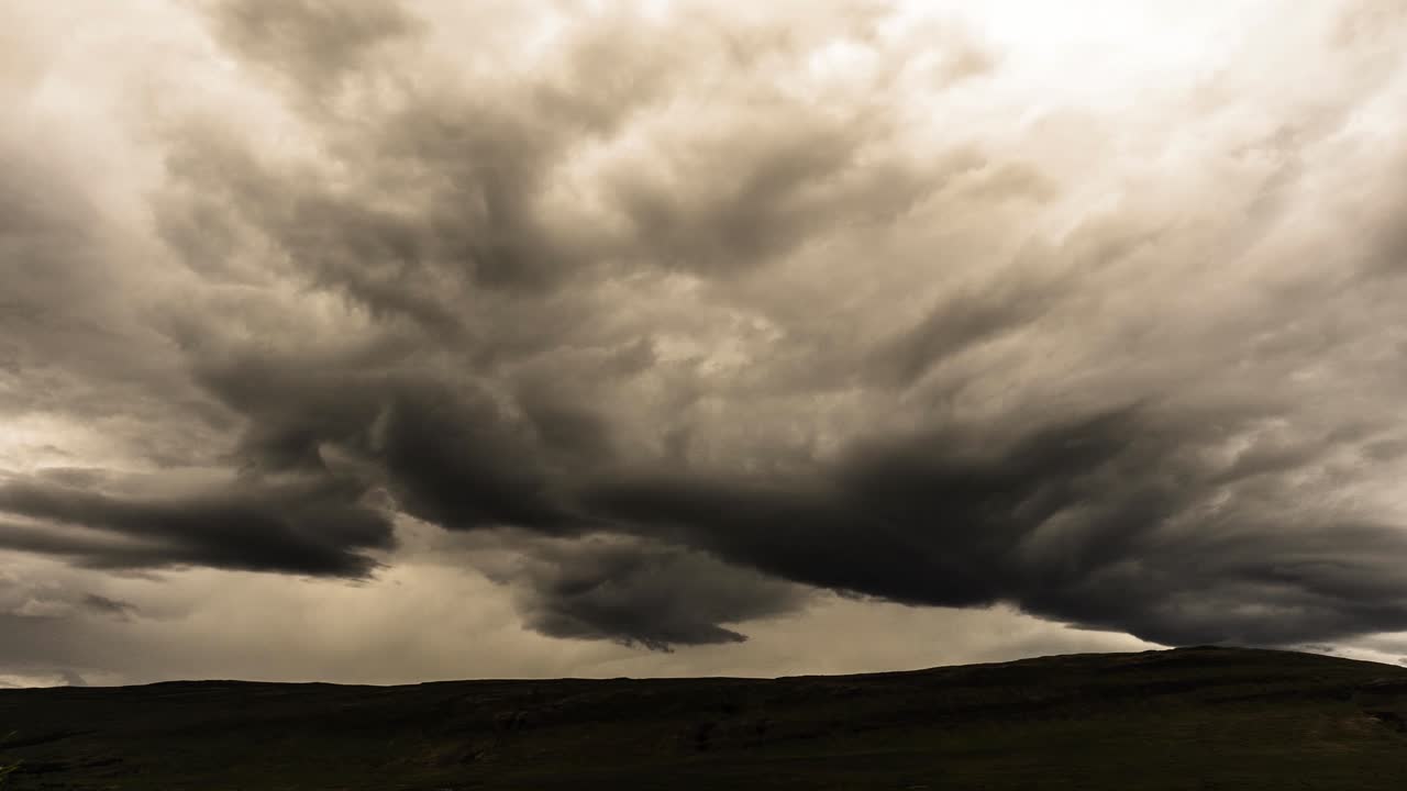 algunos increíbles timelapses de nubes tomados en islandia con la sony a7iii
