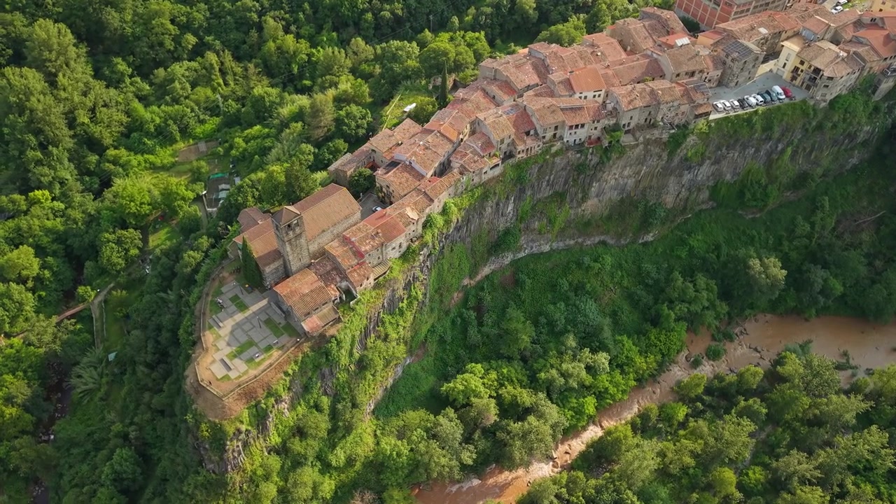 Veduta aerea del villaggio di Castellfollit de la Roca su una scogliera imponente
