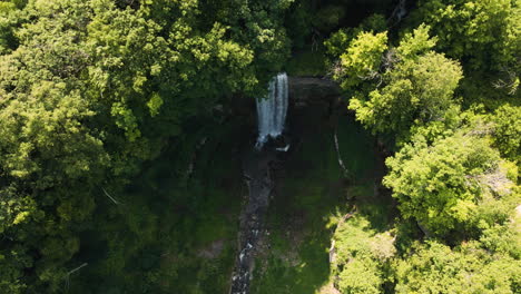 El-Retroceso-Aéreo-Inclinado-Hacia-Arriba-Revela-La-Gran-Cascada-De-Cinta-De-Tew-Falls,-Canadá