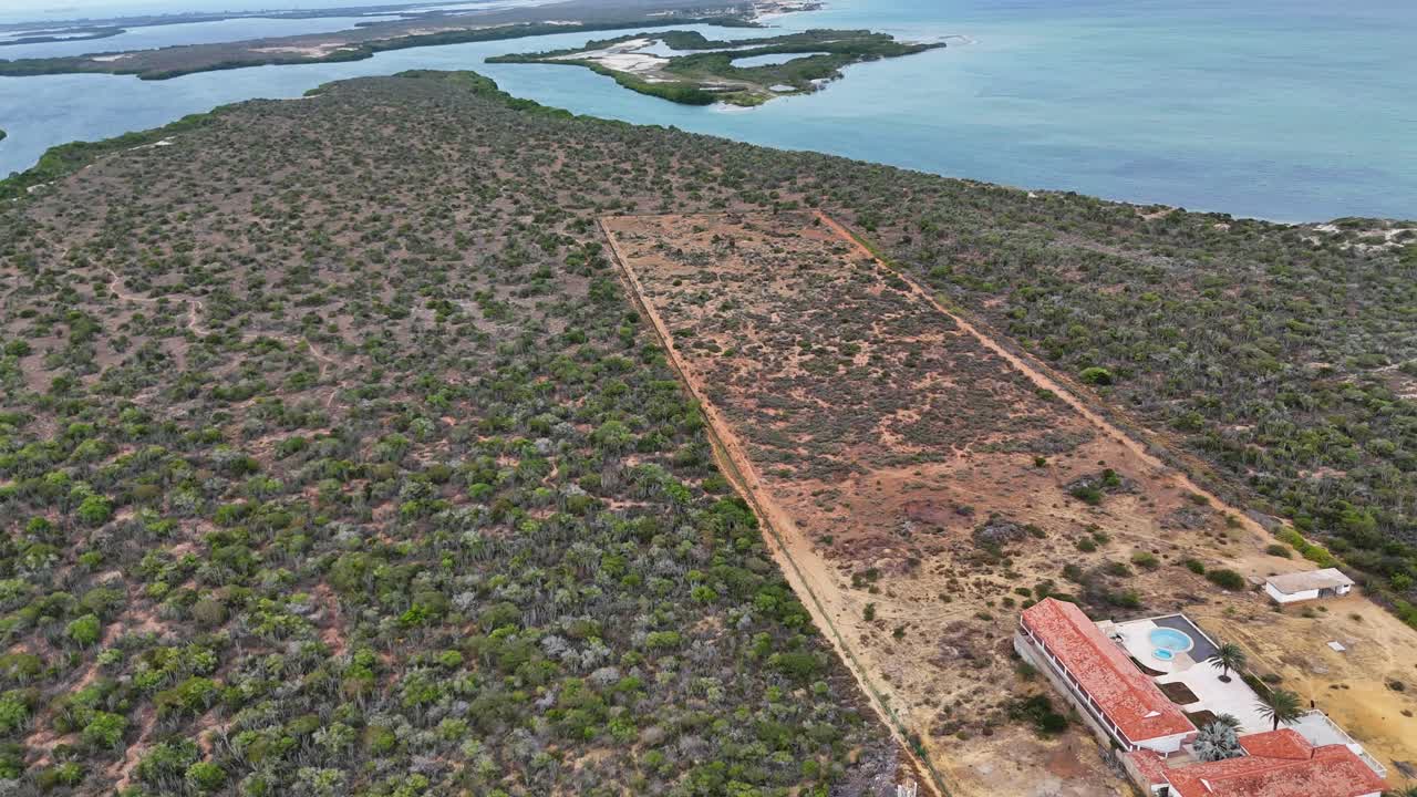 Vista aérea de El Yaque, Ilha de Margarita à beira-mar com hotel e lagoa