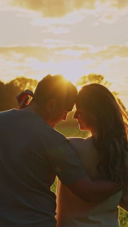 casal ao pôr-do-sol