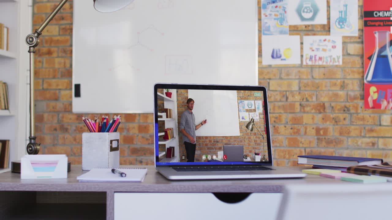 profesor masculino caucásico mostrado en la pantalla del portátil durante una videollamada