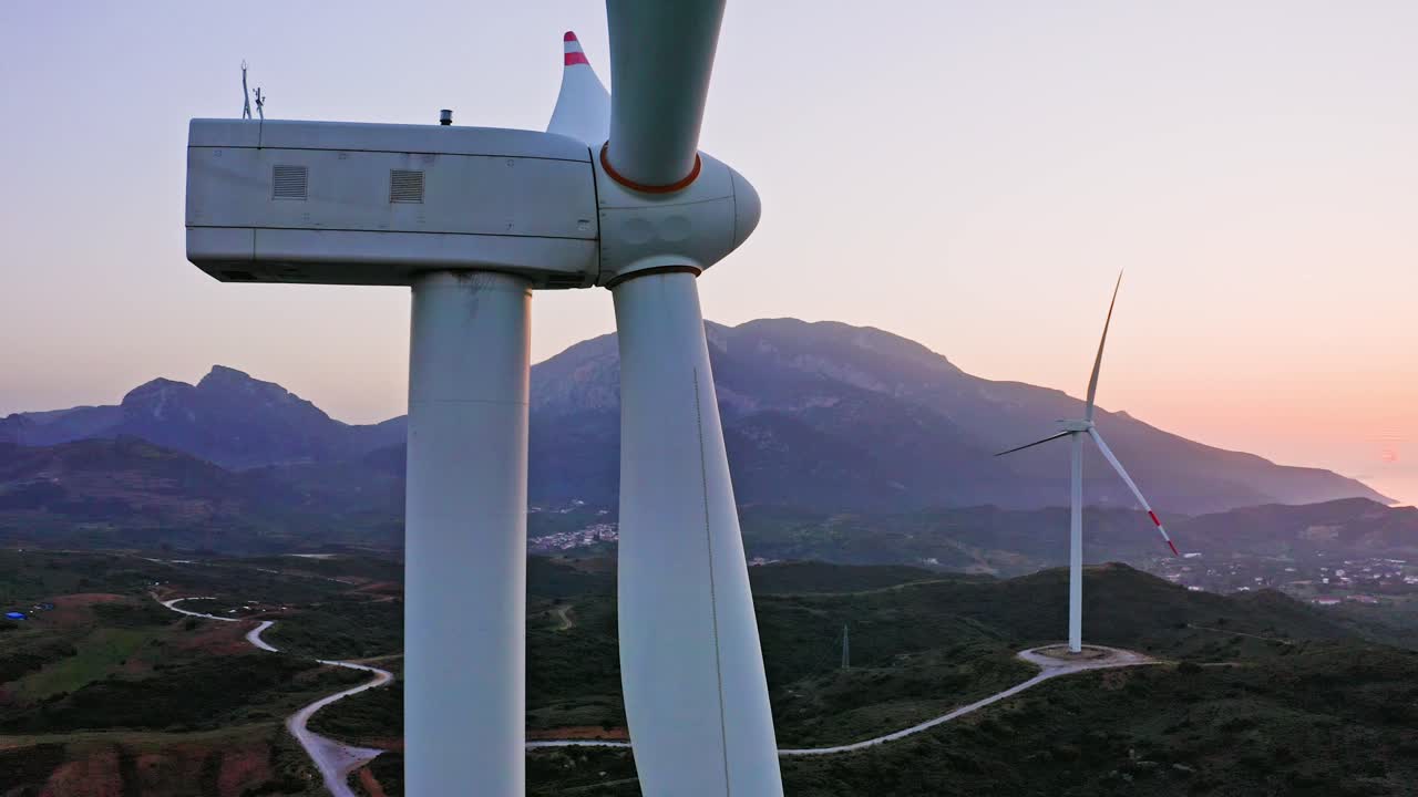 지중해 위의 다채로운 일몰을 배경으로 풍력 터빈의 공중 사진, 다트사 반도, 무글라 지방