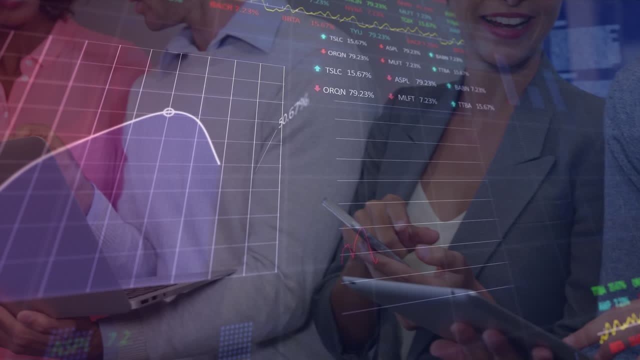 Animación de procesamiento de datos del mercado de valores sobre diversos empresarios usando dispositivos electrónicos