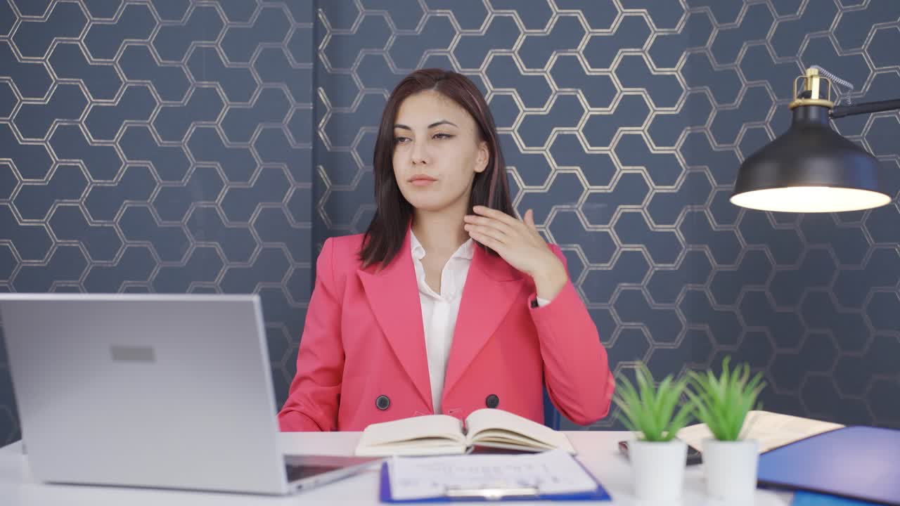 강하고 성공적인 젊은 사업가입니다.