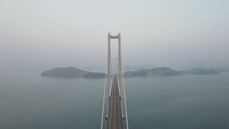 Luftaufnahme-Der-Aus-Metall-Und-Beton-Strukturierten-Paryeongdaegyo-Hängebrücke-Während-Des-Nebligen-Tages