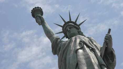 Zeitraffer-Von-Wolken-Hinter-Der-Freiheitsstatue-In-Dieser-Aufnahme,-Die-Patriotismus-Und-Patriotische-Werte-Sagt