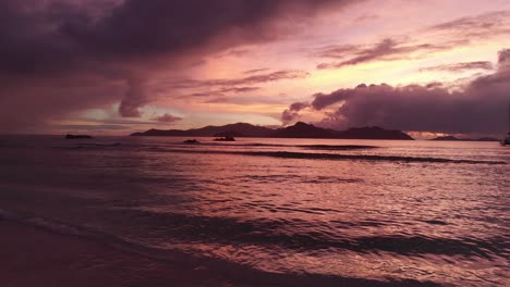 Hermosa-Puesta-De-Sol-En-La-Digue,-Una-Isla-De-Las-Seychelles-3