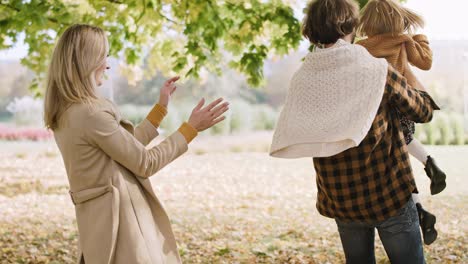 Escena-Alegre-De-Familia-En-El-Bosque-De-Otoño