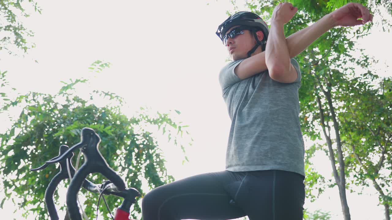 자전거 타기 전 에 스트레칭 을 하는 자전거 운전자