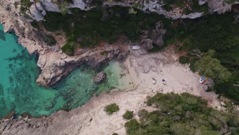 vista superior de la playa de s'almonia con agua azul turquesa en mallorca, desde el aire