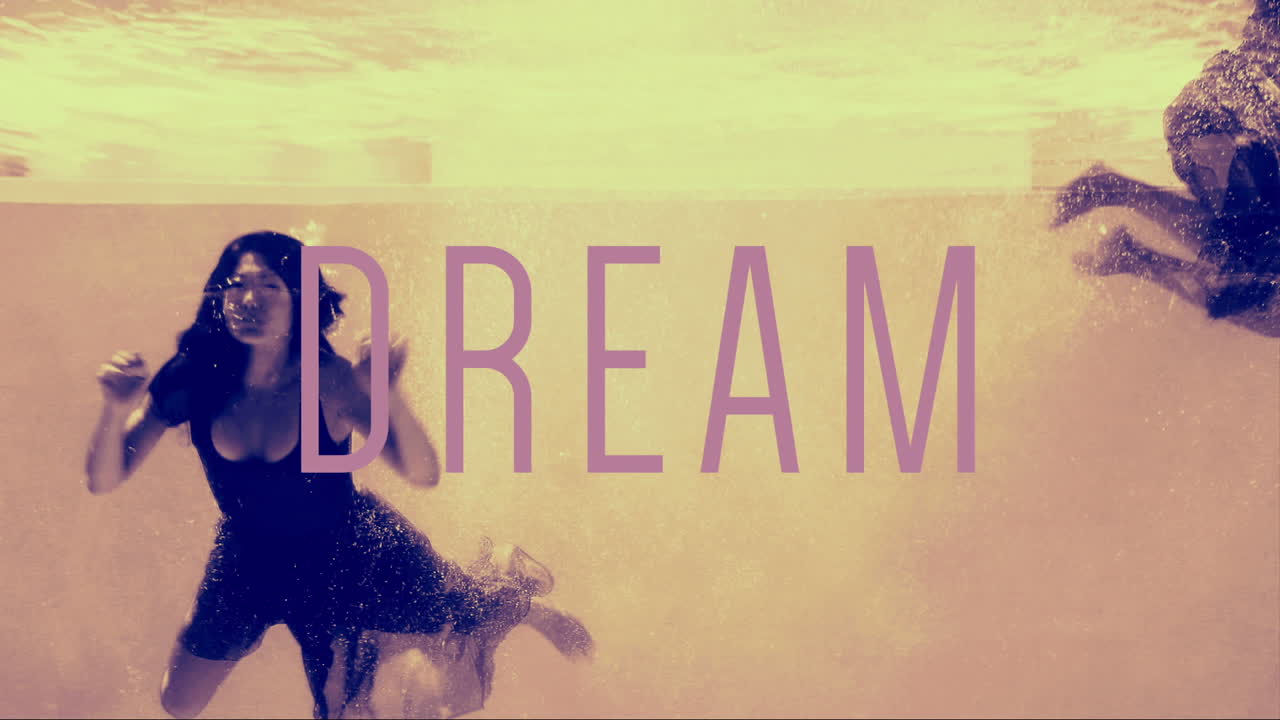 저녁 드레스를 입은 여성들이 꿈의 텍스트와 함께 수영장에 뛰어들고 있습니다.