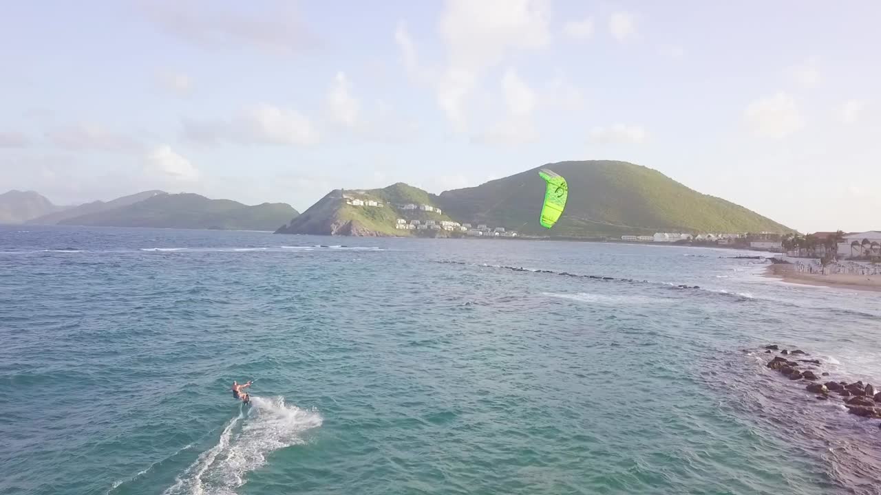 виндсерфер с беспилотного летательного аппарата катается на волне на острове сент-китс в карибском море