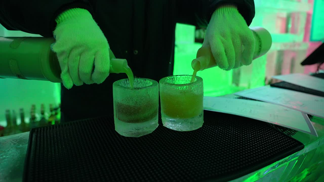 las bebidas se sirven en un bar donde todo está hecho de hielo.