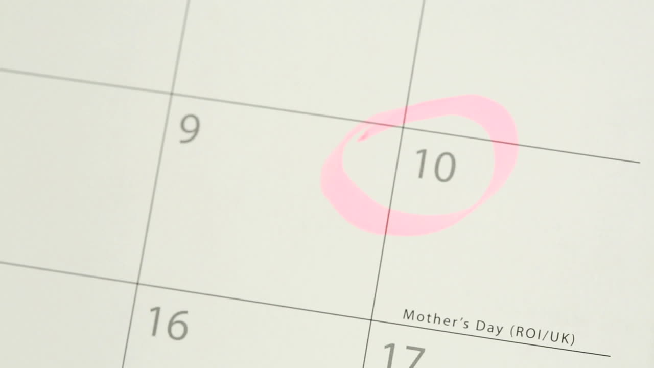 달력에 어머니의 날을 둘러싸고 립을 놓는 남자