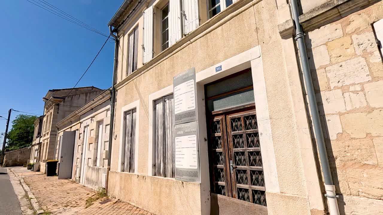 día soleado en una calle residencial