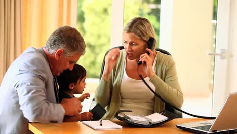 El-Bebé-Interfiere-Con-El-Trabajo-De-Oficina-De-La-Madre.