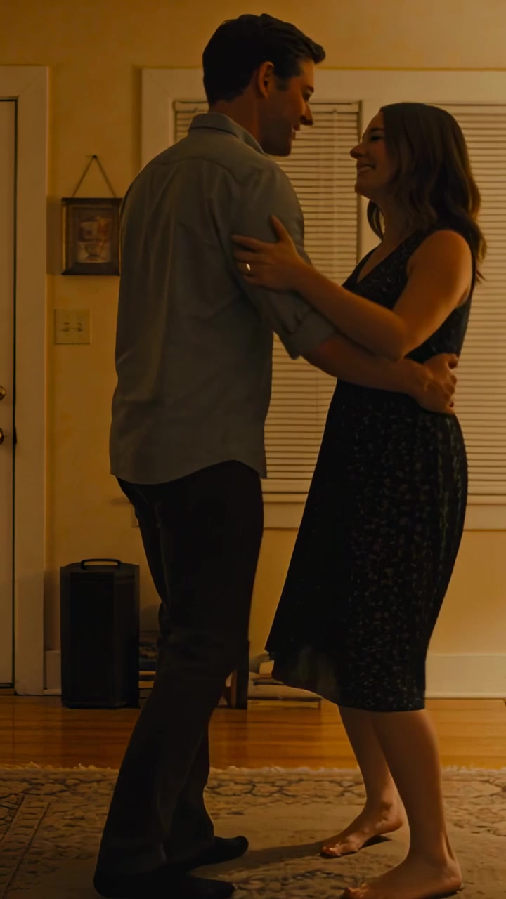 Video verticale: Coppia che si tiene per mano, balla girando su un tappeto a casa, donna scalza in abito.