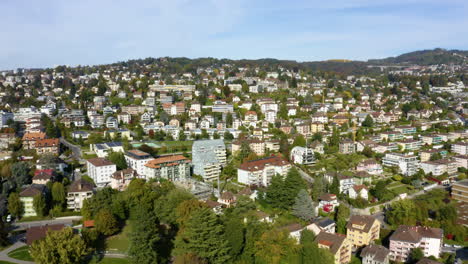 día soleado en las afueras de la ciudad de pully, cerca de la ciudad de lausana, a orillas del lago ginebra, en suiza