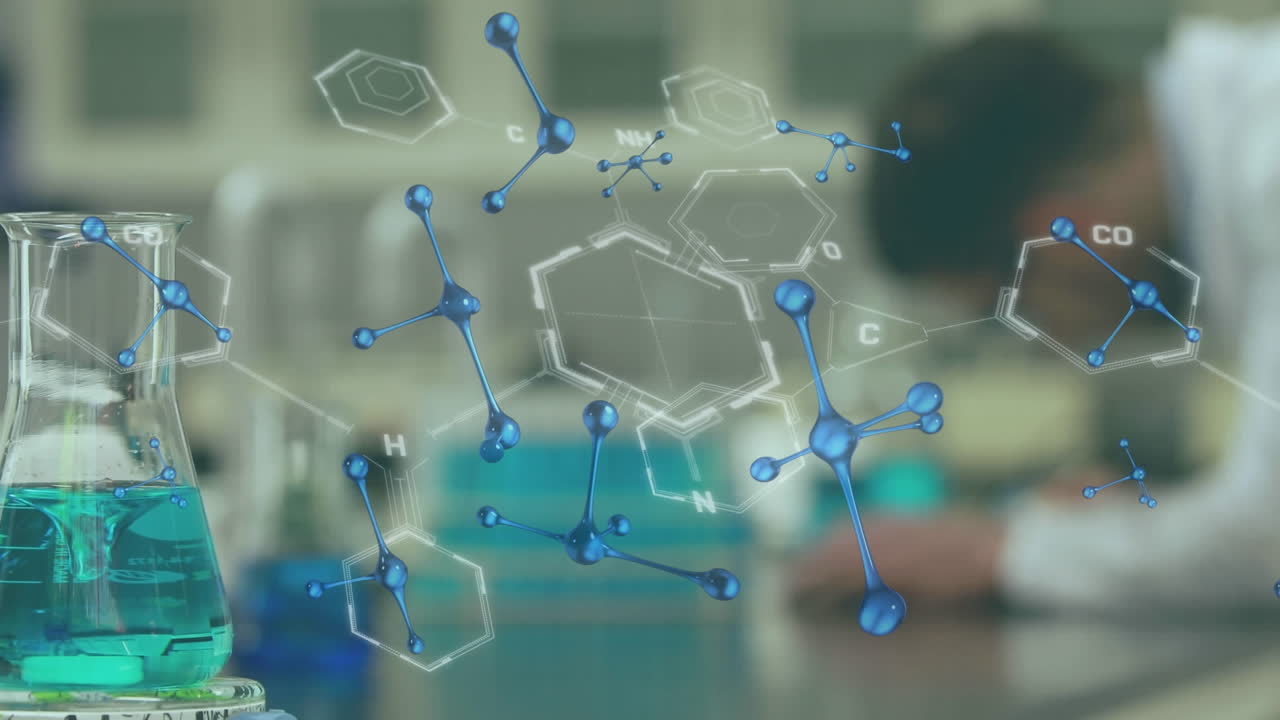 분자 구조의 애니메이션과 액체로 가득 찬 컵, 실험실에서 일하는 흐릿한 과학자