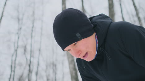 Ein-Junger-Mann,-Der-Morgens-Im-Winterwald-Joggte,-War-Müde-Und-Blieb-Stehen,-Um-Zu-Atem-Zu-Kommen.-Er-Kam-Wieder-Zu-Kräften,-überwand-Die-Müdigkeit-Und-Lief-Weiter.-Ausdauer-Und-Überwindung-Von-Schwächen.-Vorstoßen