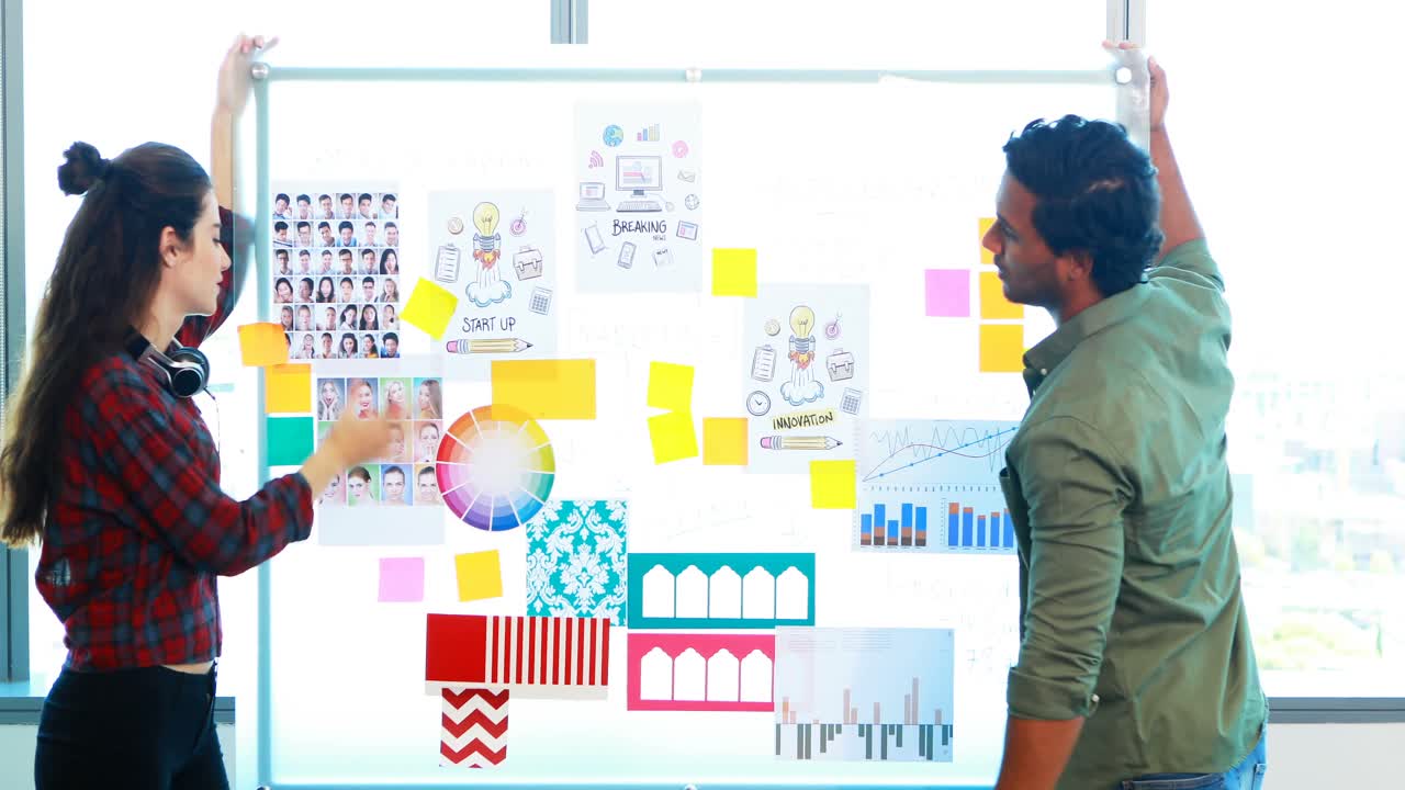 ejecutivo masculino y femenino discutiendo sobre la pizarra blanca