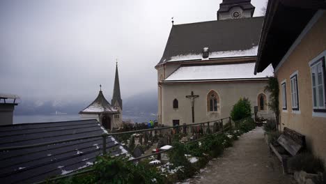 clip filmado en europa en austria desde un pueblo llamado hallstatt que está junto a un lago