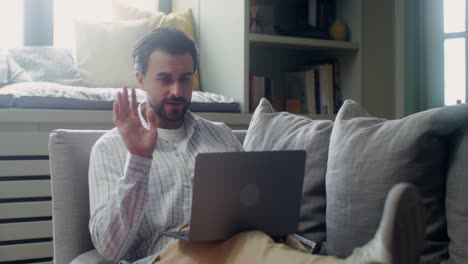 hombre en una llamada de video en casa