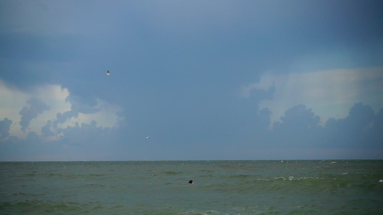 Nuvole sul mare. Slow motion. Riprese al mare.