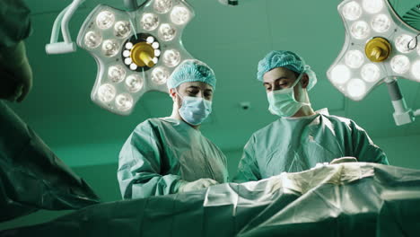cirujanos que realizan cirugías en una sala de operaciones