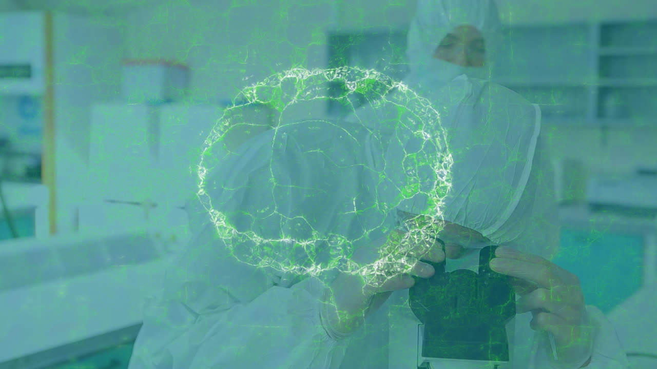animación del cerebro sobre trabajadores de laboratorio caucásicos en ropa de seguridad con microscopio