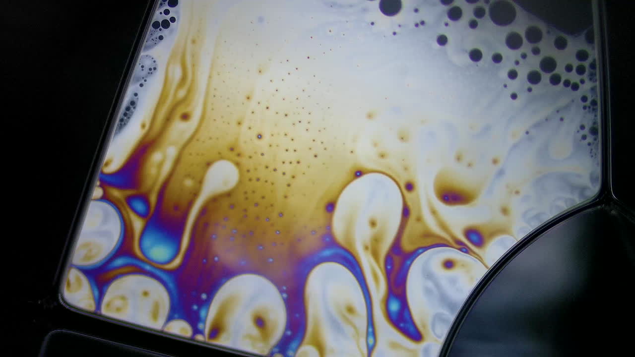 colorido patrón líquido gráfico psicodélico que fluye bajo el microscopio