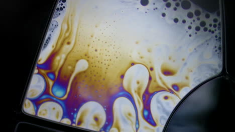 colorido patrón líquido gráfico psicodélico que fluye bajo el microscopio