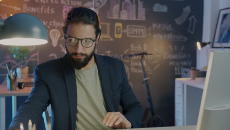 hombre de negocios que trabaja en la oficina