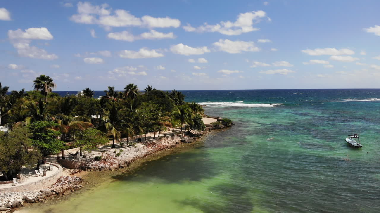 아름다운 멕시코 해변과 바다 핫스팟을 통한 드론 비행