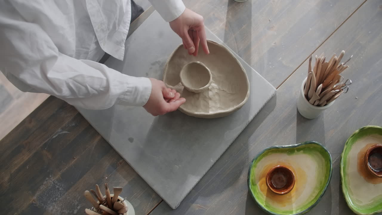 점토 그 을 형성 하는 여자