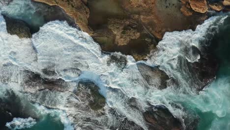 Olas-Rompiendo-Sobre-Rocas-En-La-Marea-Baja,-Sydney,-Australia-Beach