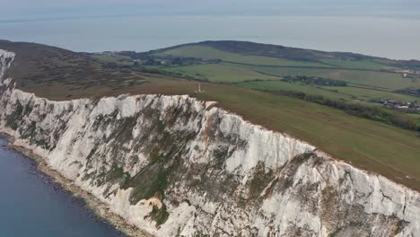 órbita de drones aéreos sobre acantilados marinos en el monumento de tennyson isla de wight