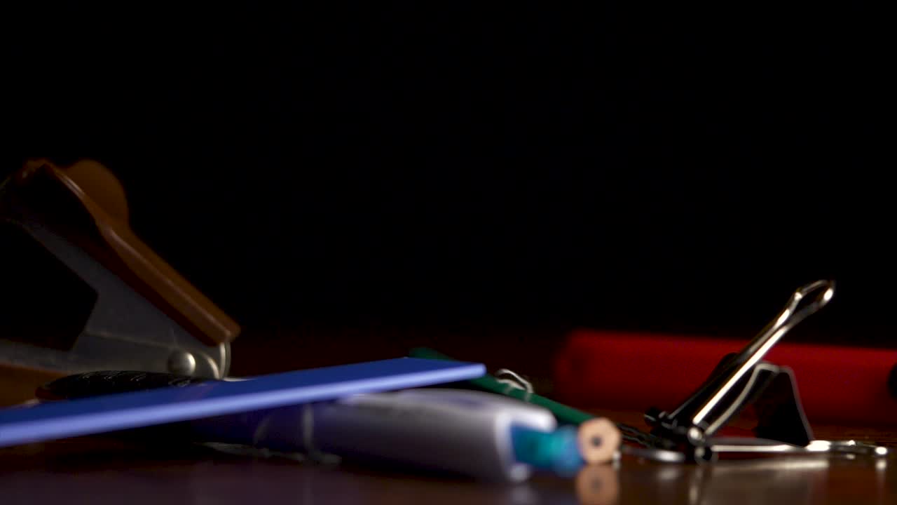 suministros de oficina en un escritorio