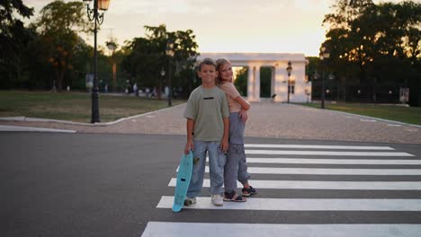 niños en el parque al atardecer