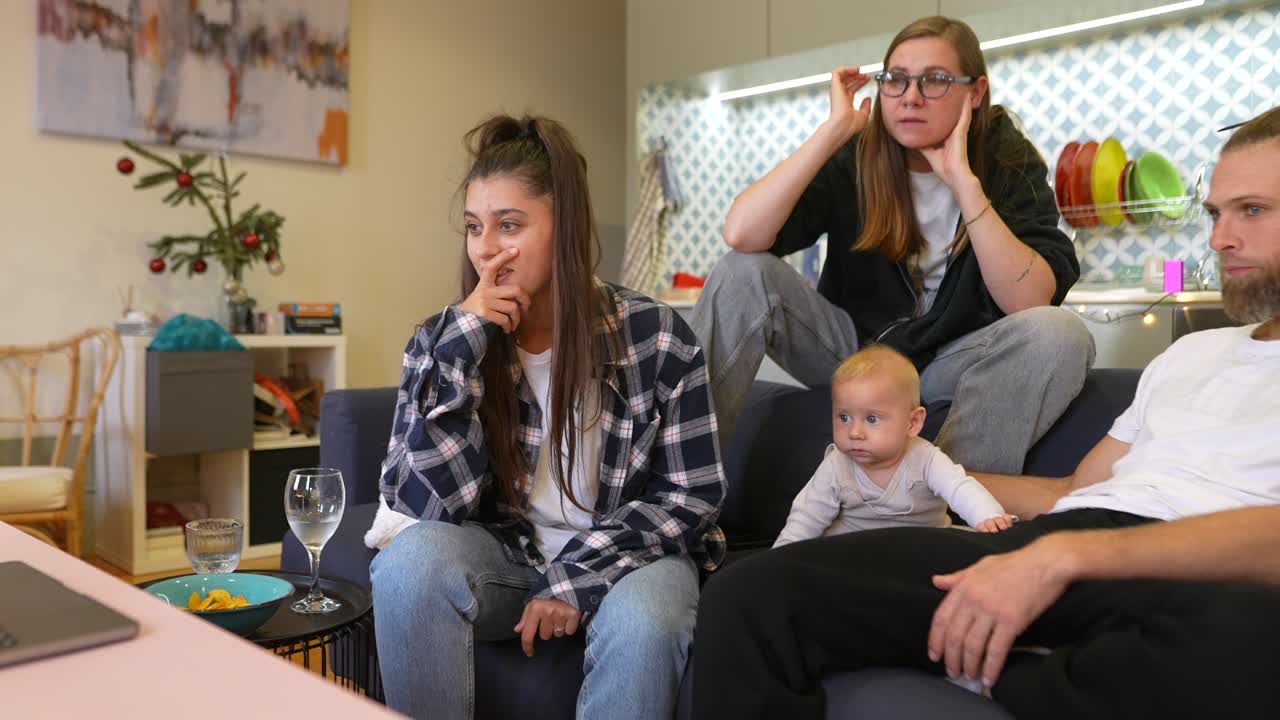 가족들이 TV를 보고 있습니다.