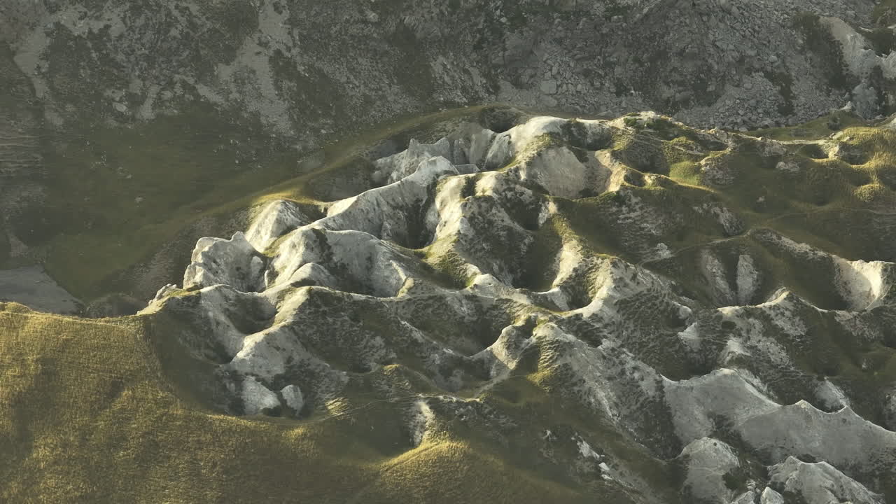 patrón de erosión rocosa geológica en las montañas de los alpes franceses vista aérea