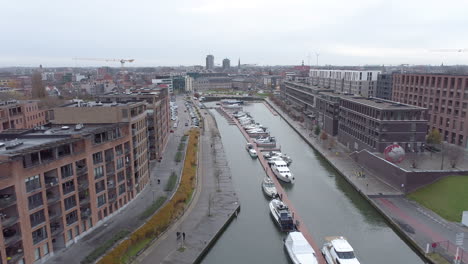 Hasselt-City-Kanaalkom-Luftaufnahme,-Bewölkter-Tag,-Vorwärtsdrohnenflug