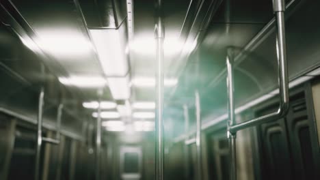 dentro del viejo vagón de metro no modernizado en ee.uu.