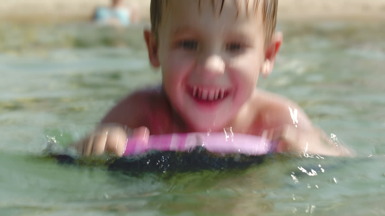 배에서 수영을 배우는 소년