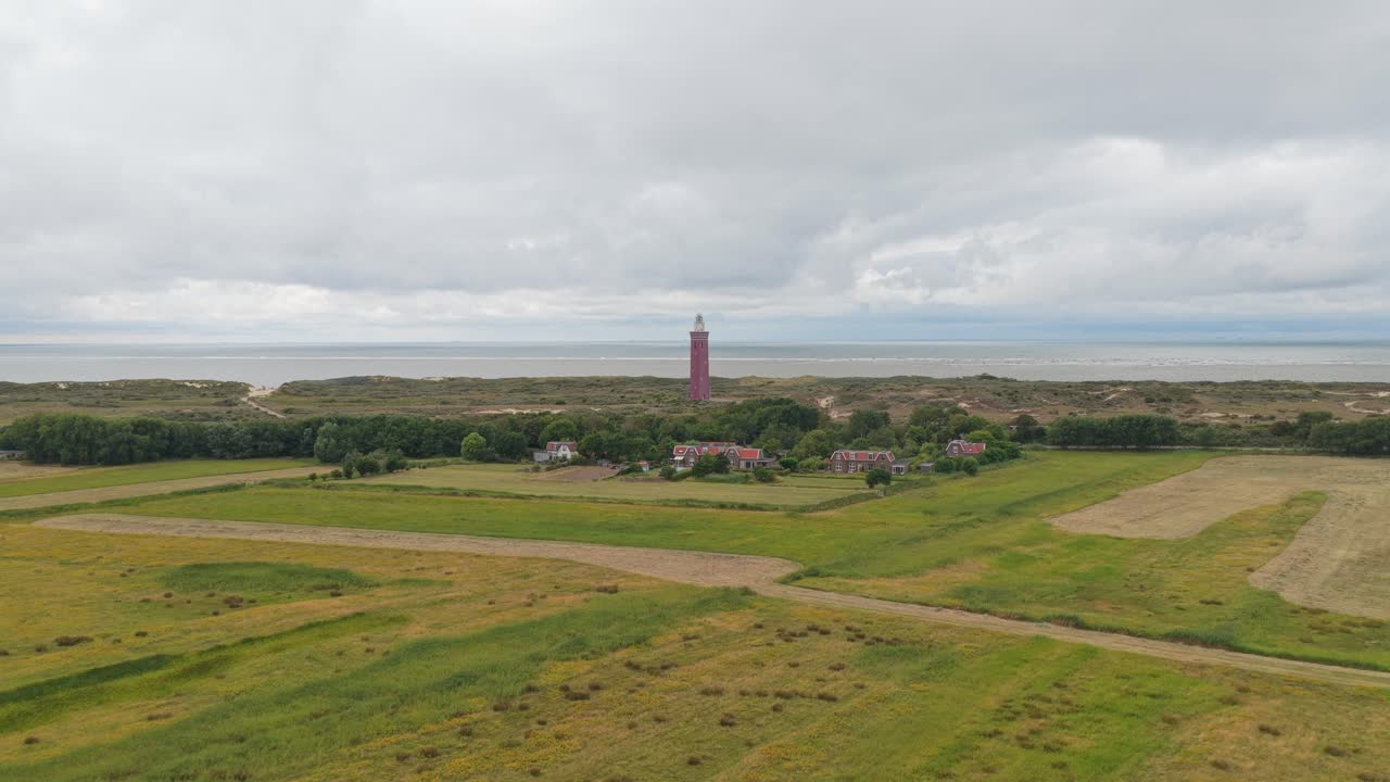 Drone aéreo do farol de Ouddorp junto a dunas e costa, Países Baixos